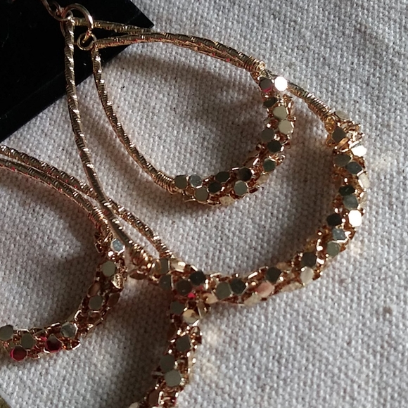 Large Goldtone Teardrop Earrings NWT - Picture 3 of 4